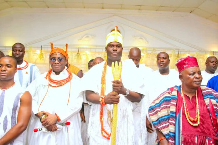 BENIN CHIEF VISITS OONI