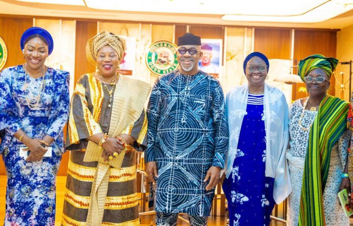 ABIODUN WITH MARKET LEADERS