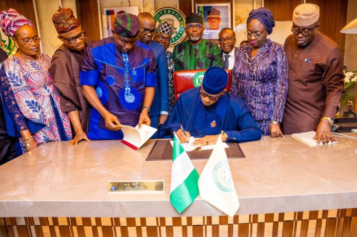 ABIODUN SIGNS BUDGET