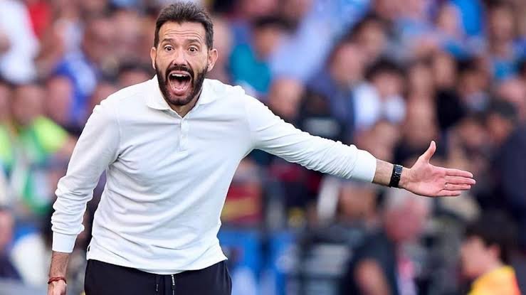 VALENCIA SACKS COACH